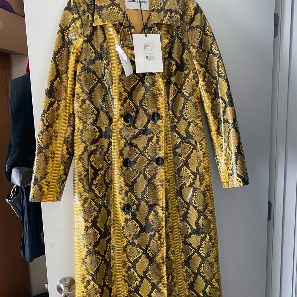 Stand Studio snakeskin, full-length coat i. Mustard yellow/black print